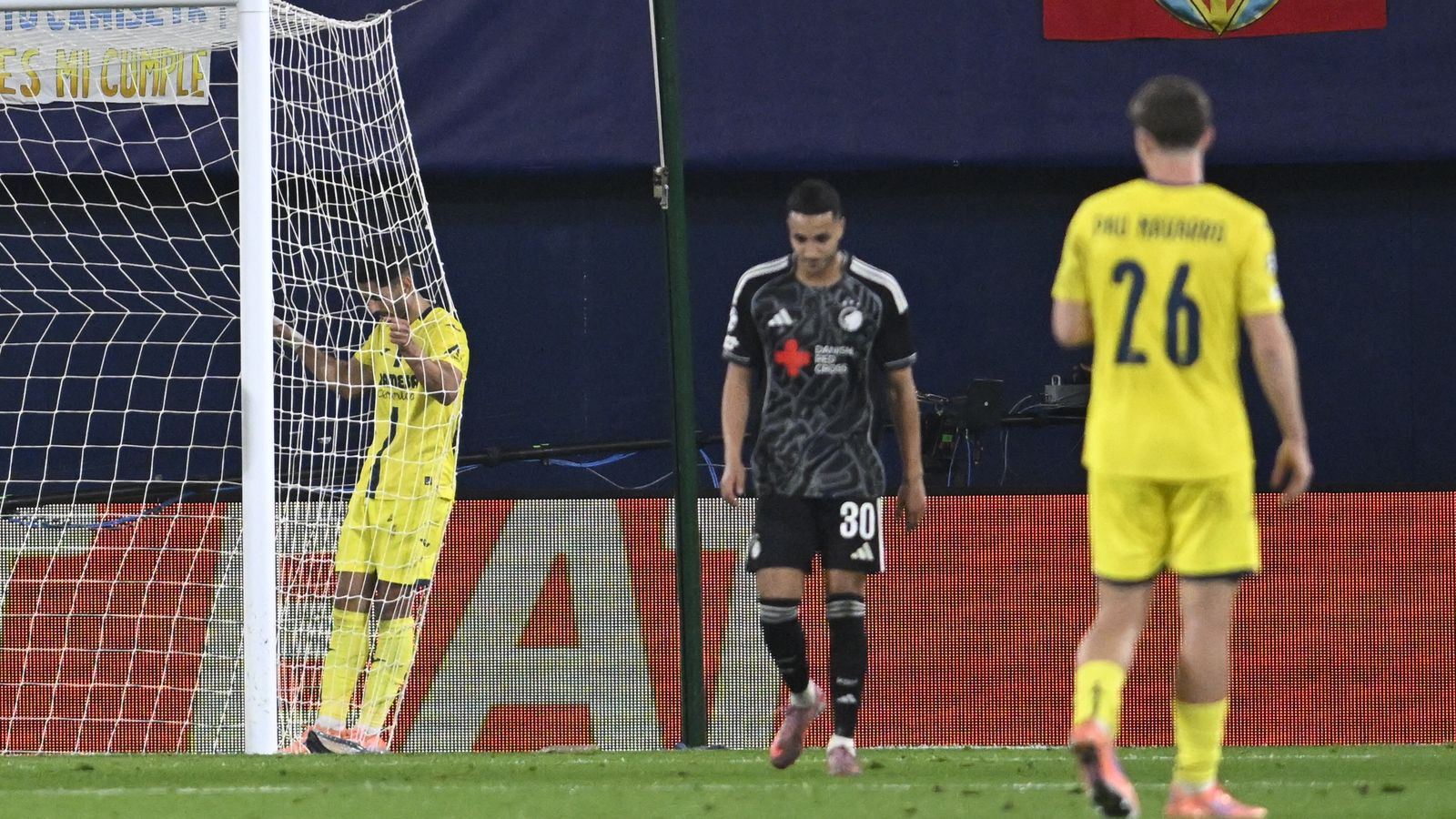 Els jugadors del Villarreal es lamenten després de la derrota