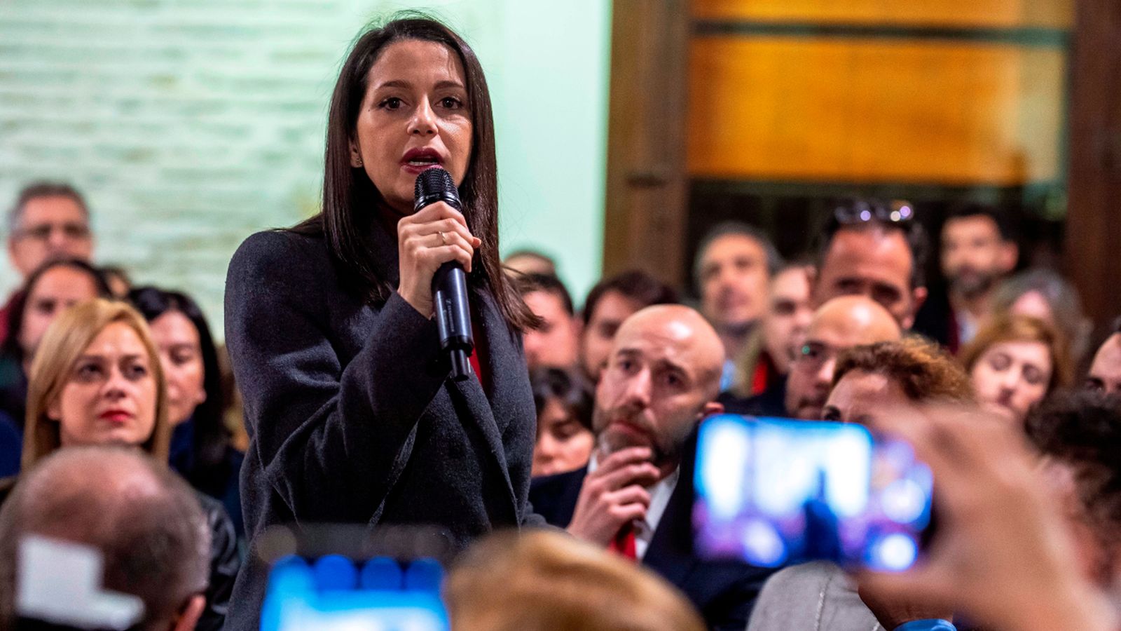 Inés Arrimadas durant la trobada amb militants a València