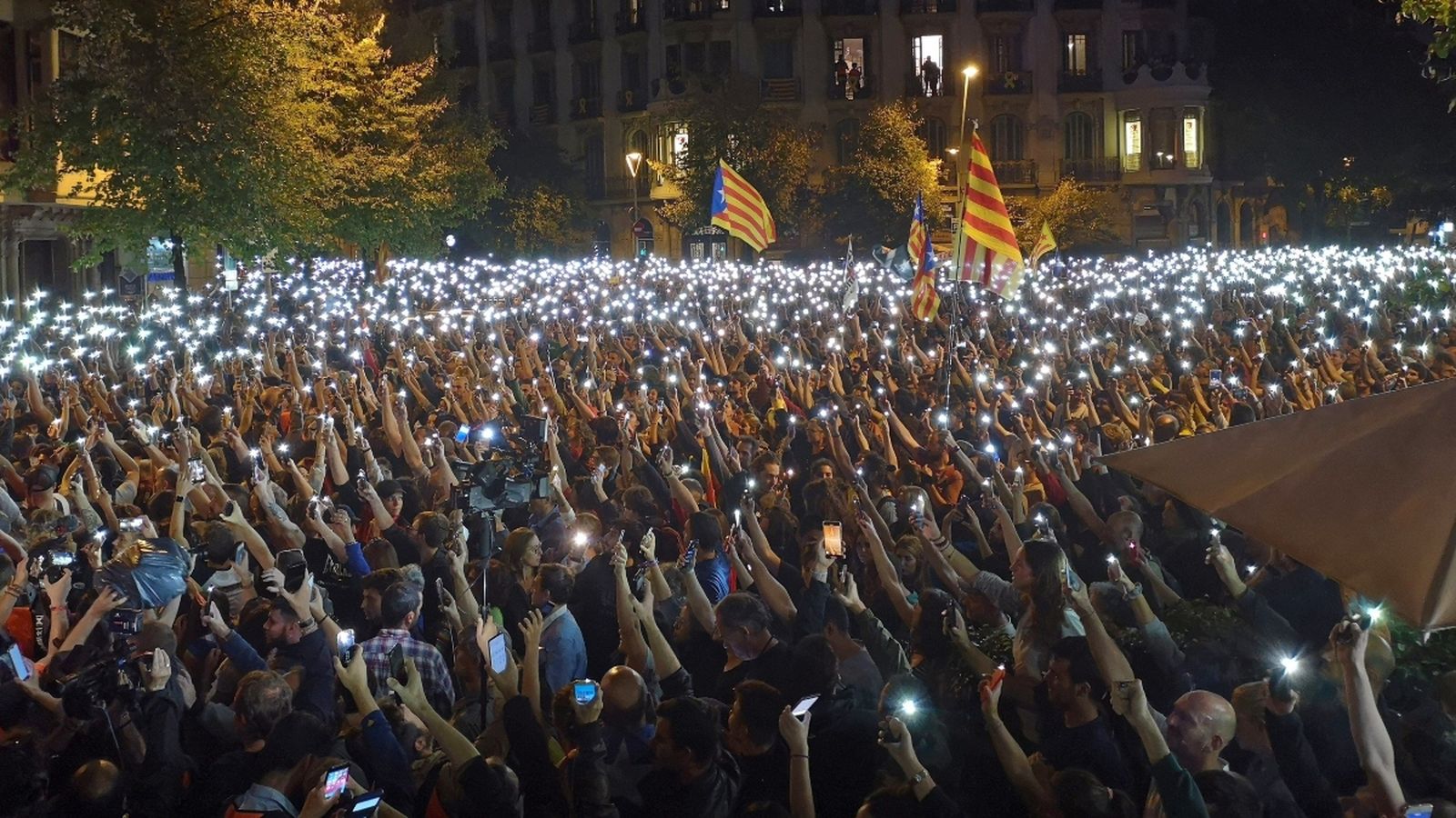 Centenars de persones participen en una protesta davant de la seu a Barcelona de la delegació del govern espanyol