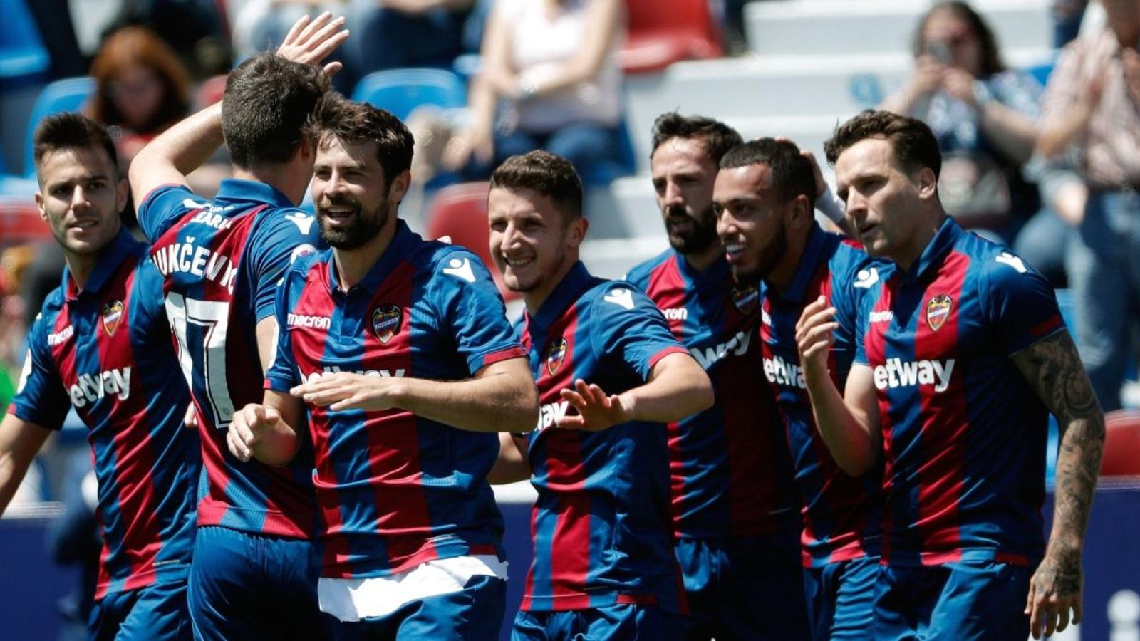 Els granotes fan pinya després del gol de Vezo