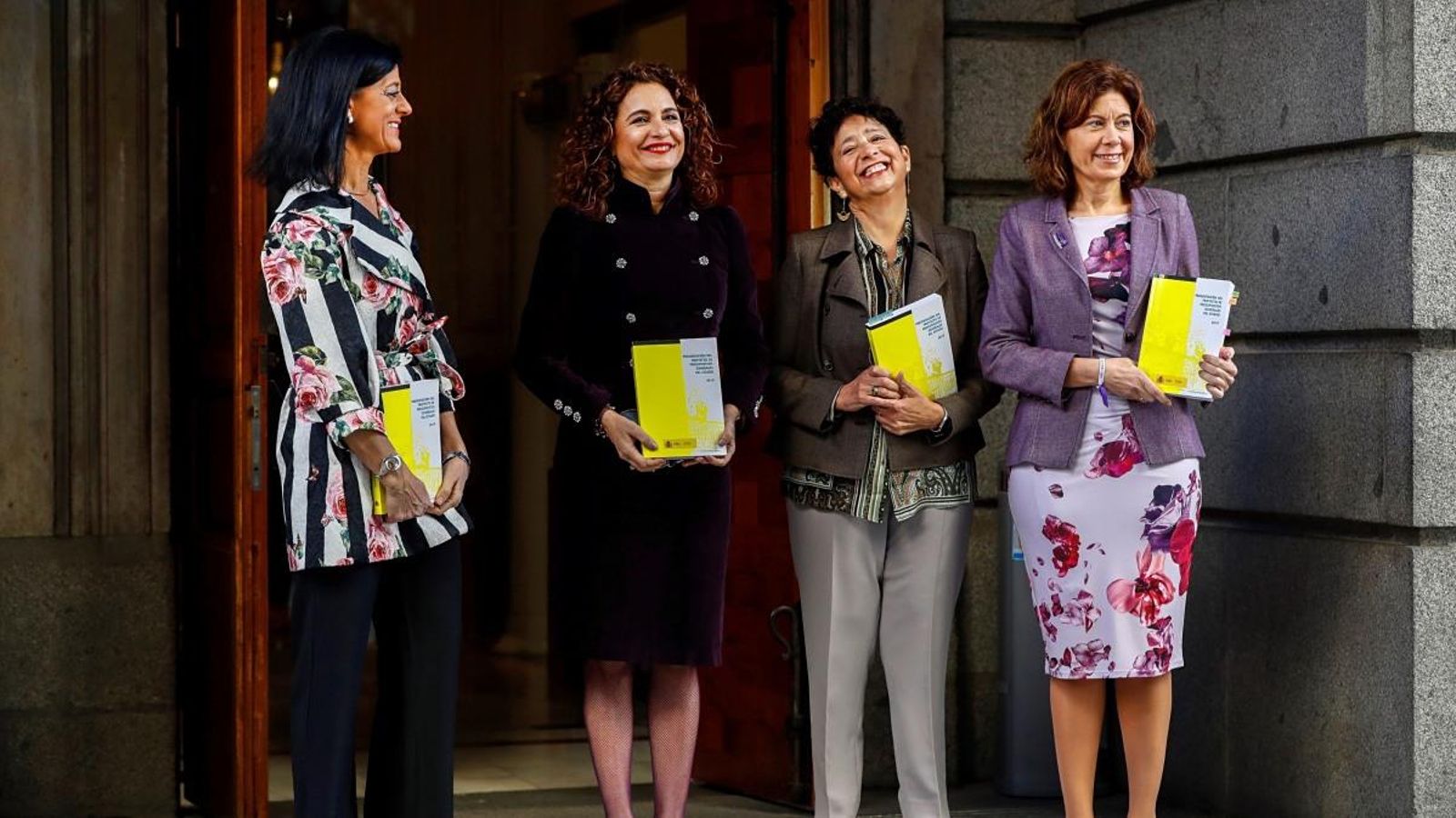 La ministra d'Hisenda, (segona per l'esquerra), María Jesús Montero, abans de presentar els comptes públics