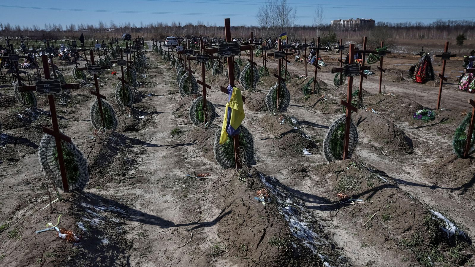 Tombes de persones no identificades assassinades per soldats russos durant l'ocupació de Bucha en el cementeri de la ciutat, als afores de Kíiv, Ucraïna
