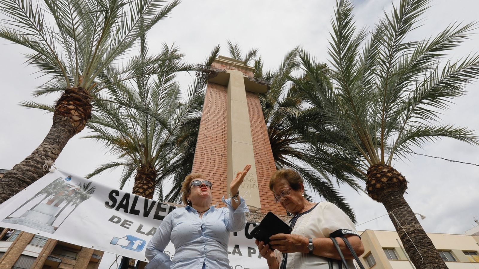 Membres de la Plataforma Salvem la Creu protesten per la retirada de la creu que presideix la Plaça d'Espanya a la Vall d'Uixó