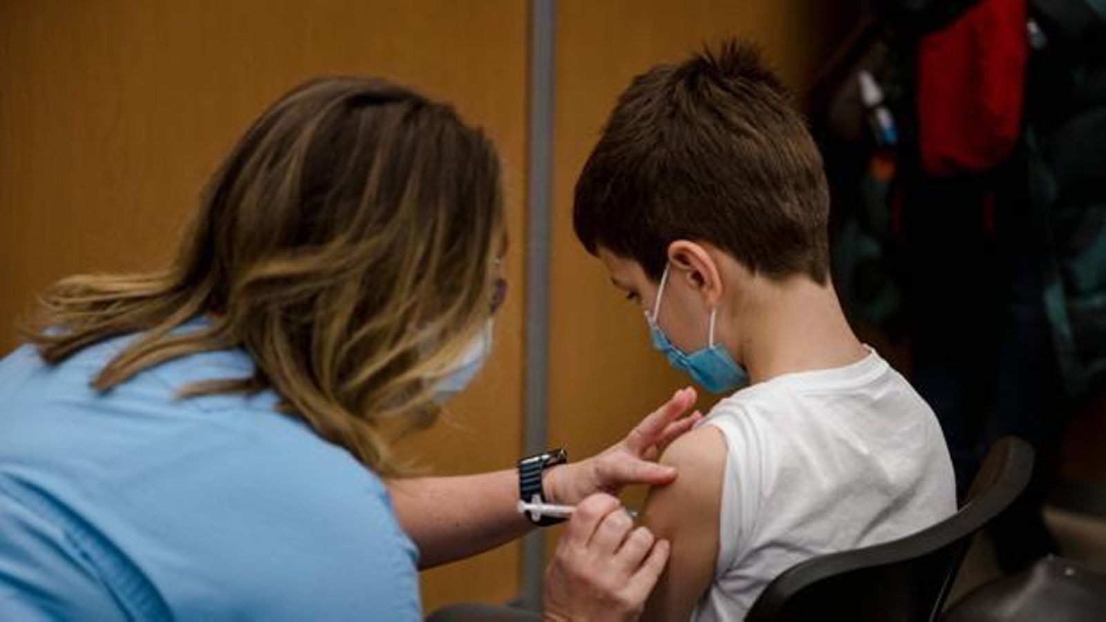 Un xiquet rep la vacuna contra la covid-19