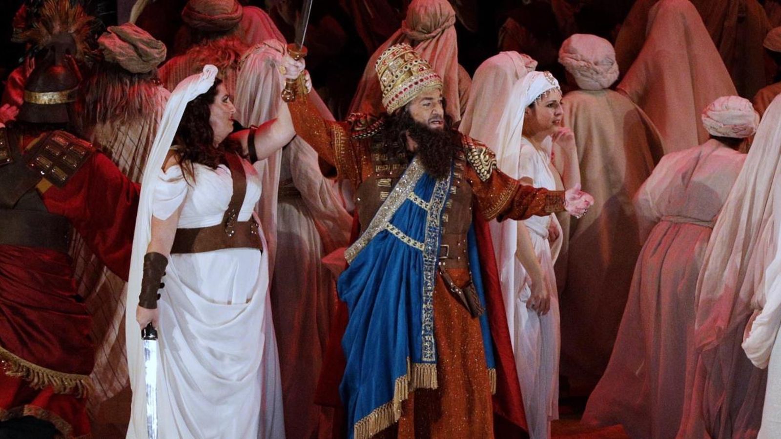 Plácido Domingo assatja a València l'òpera Nabucco
