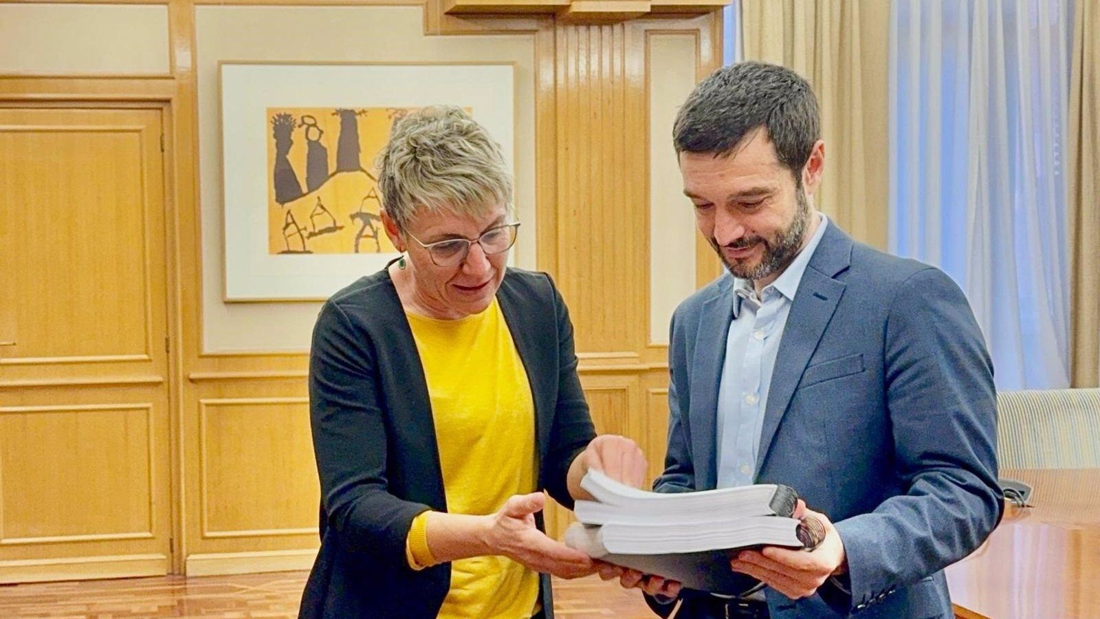 Compromís de València entrega vora 3.000 denúncies a pisos turístics al ministre Bustinduy