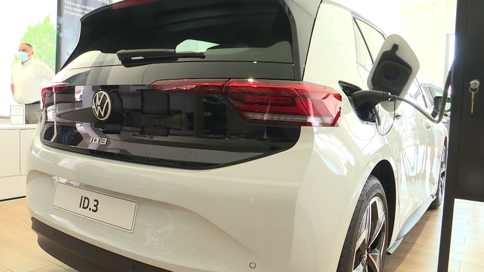 Un cotxe elèctric mentre es carrega