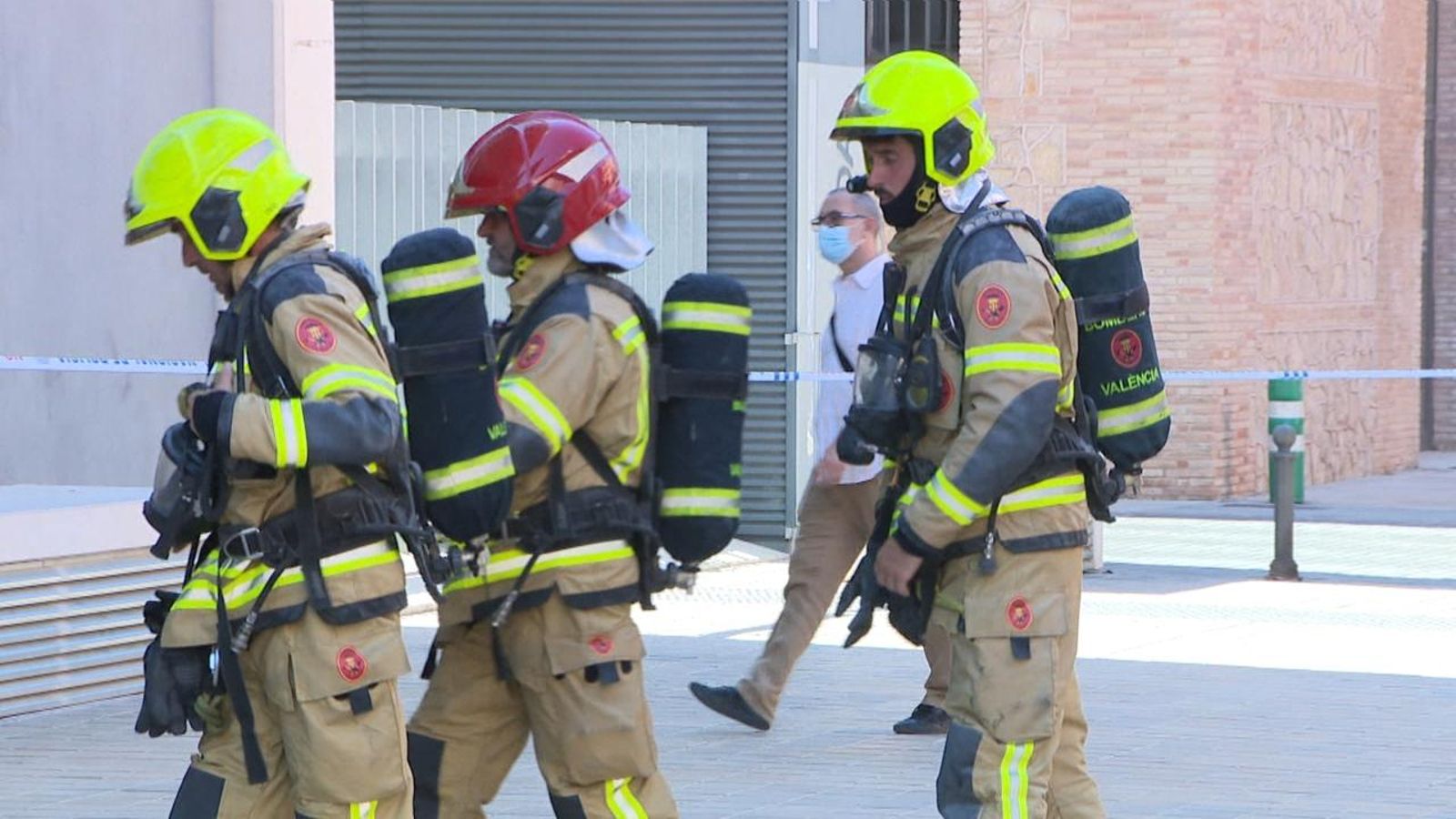 Bombers de València abans d'intervindre en un incendi