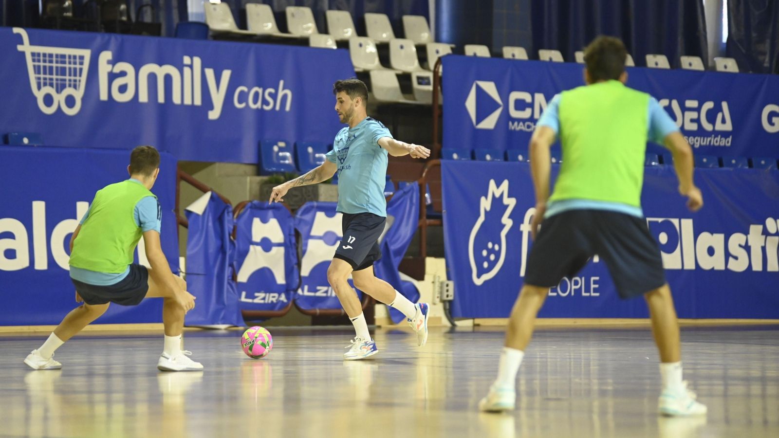 Tres jugadors de l'Alzira, durant un entrenament