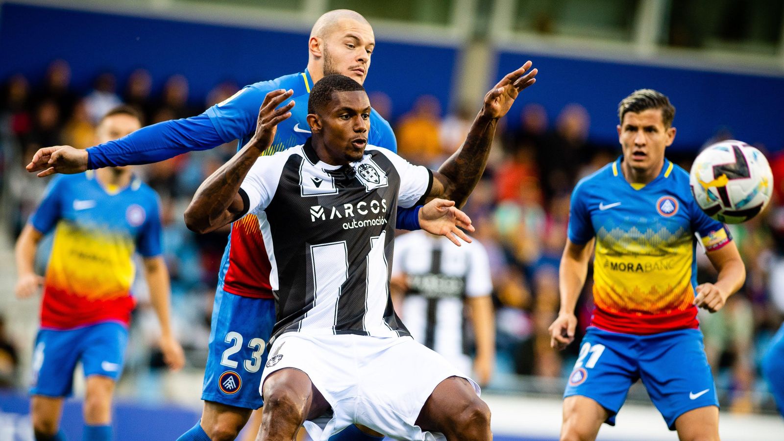 El granota Wesley Moraes pugna amb un defensa de l'Andorra per una pilota