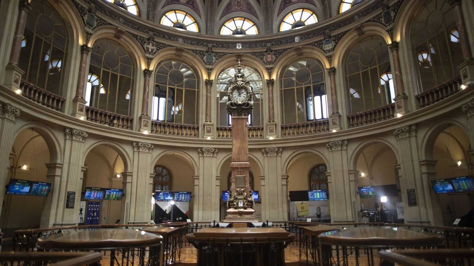 Ibex 35 cau un 0,4% i Telefónica lidera les pujades