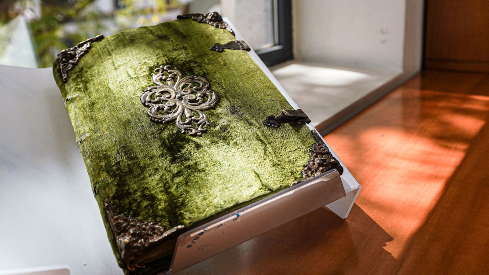 Aspecte exterior del llibre del Col·legi de l'Art Major de la Seda que s'ha localitzat