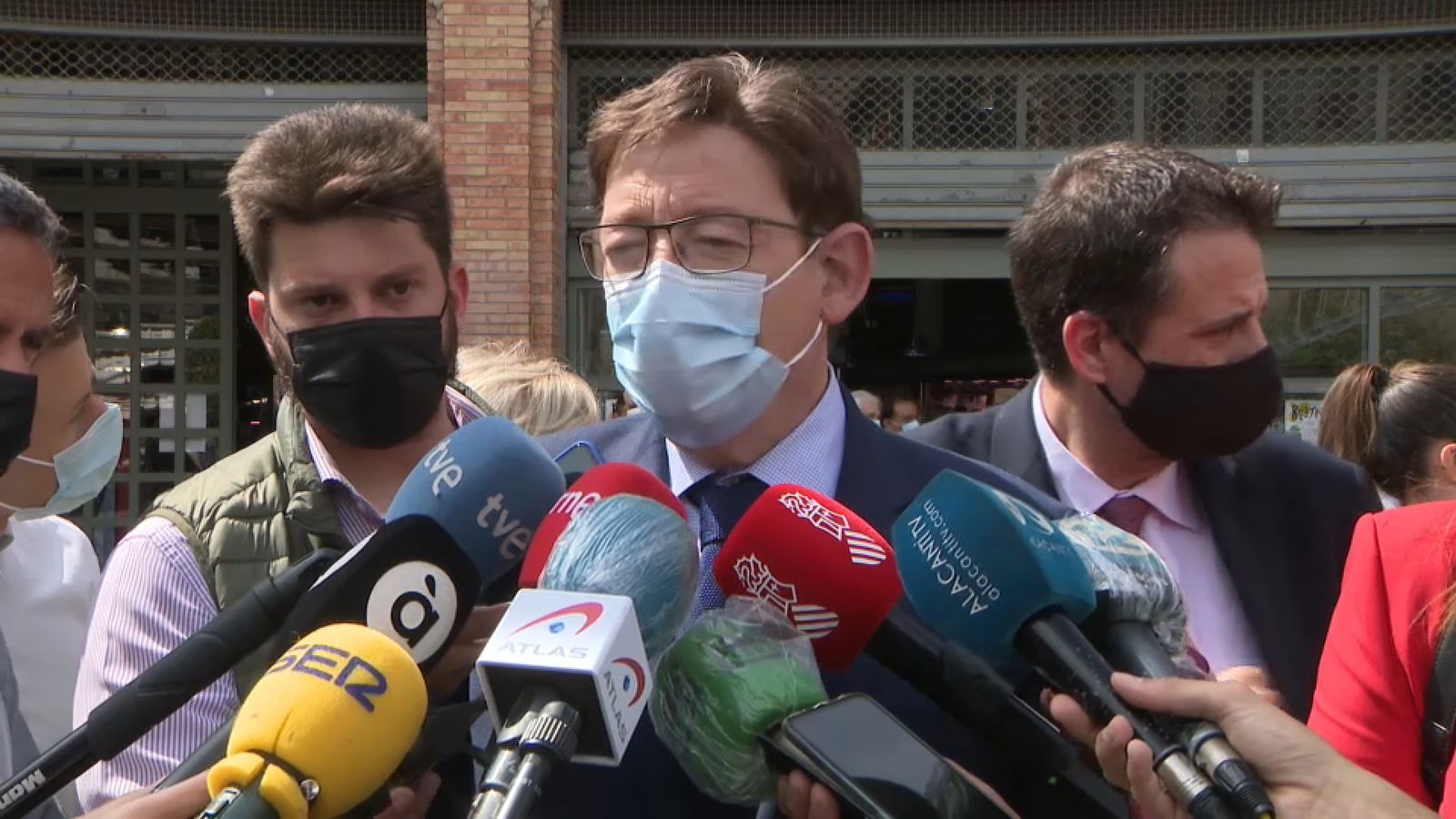 El president Puig en finalitzar l'ofrena floral a les víctimes del bombardeig d'Alacant, aquest dimarts de matí