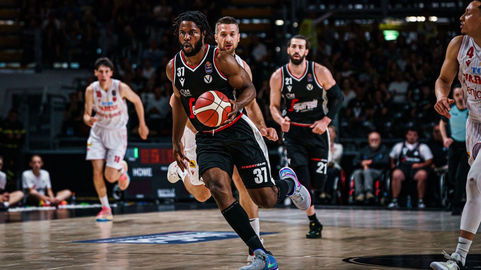 Ojeleye, en un partit amb la Virtus