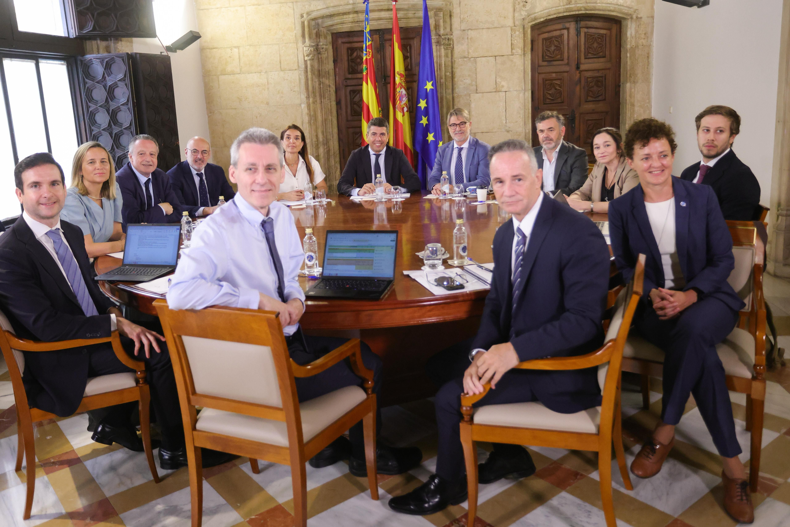 El president de la Generalitat s'ha reunit este dimecres a València amb representants de l'FMI El president de la Generalitat s'ha reunit este dimecres a València amb representants de l'FMI