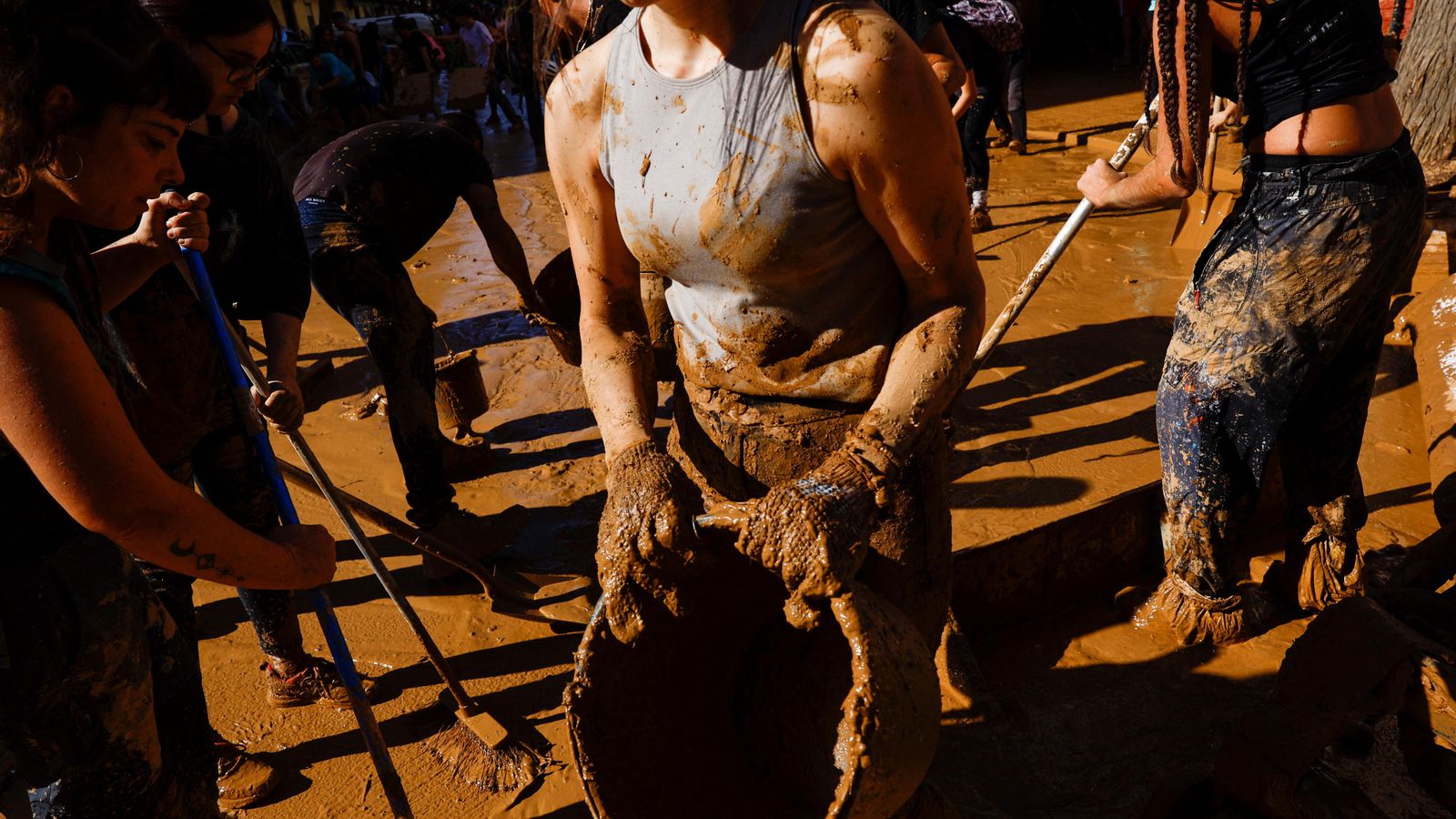 Un grup de voluntaris neteja els carrers de Massanassa