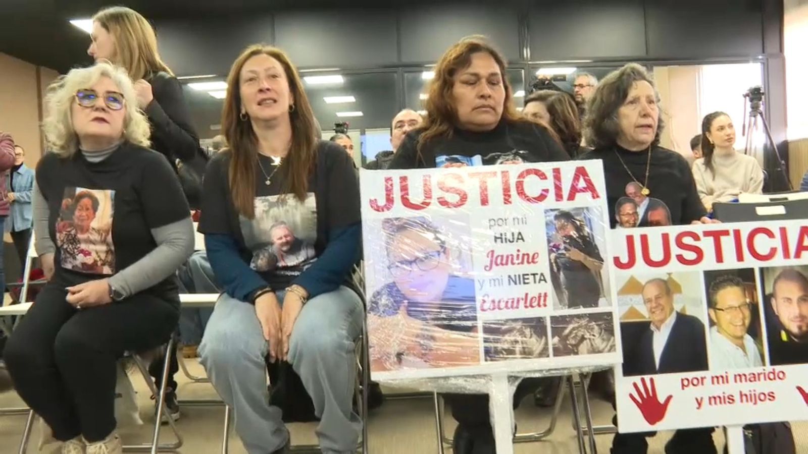 En primera fila de la roda de premsa, les famílies de les víctimes