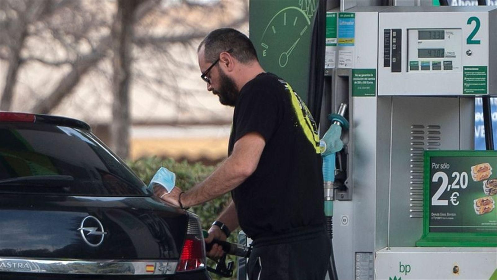 Un home reposa combustible en una gasolinera / Alberto Ortega (Europa Press)