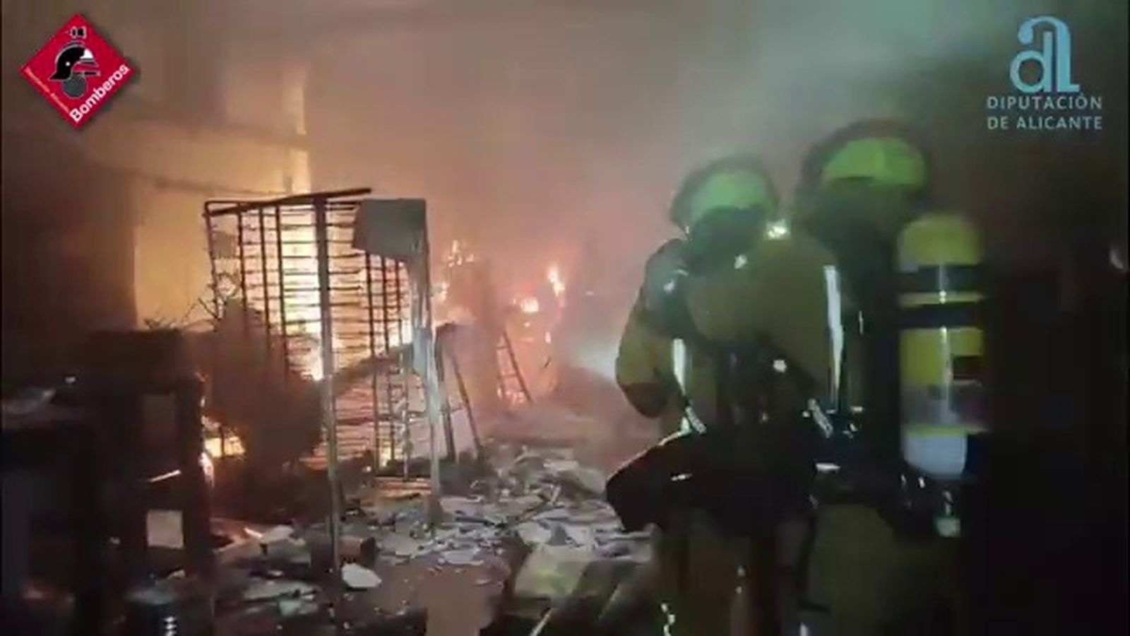 Dos dels bombers que han intervingut en l'incendi de la nau de Villena