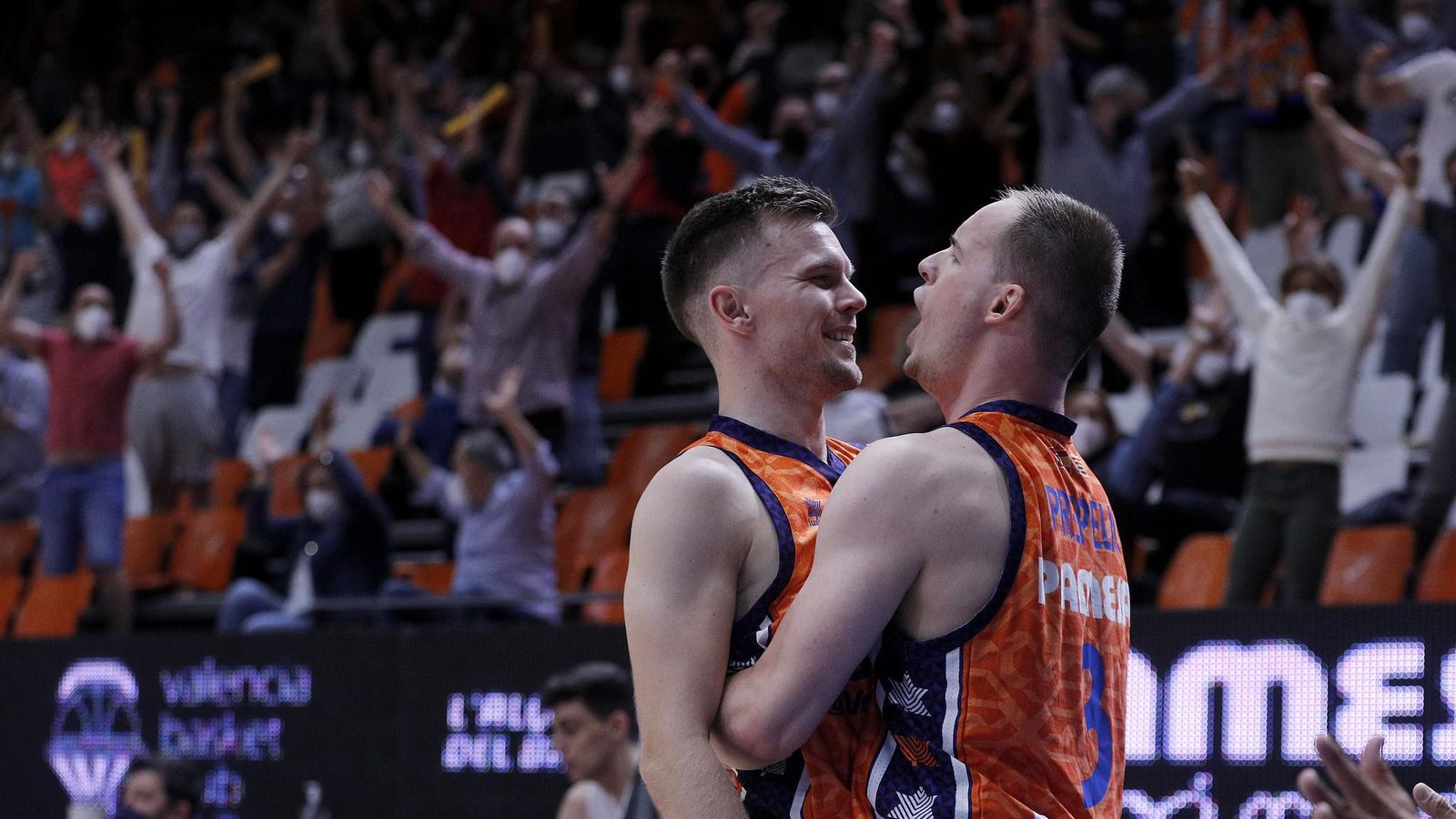 Hermannsson i Prepelic s'abracen davant una Fonteta embogida