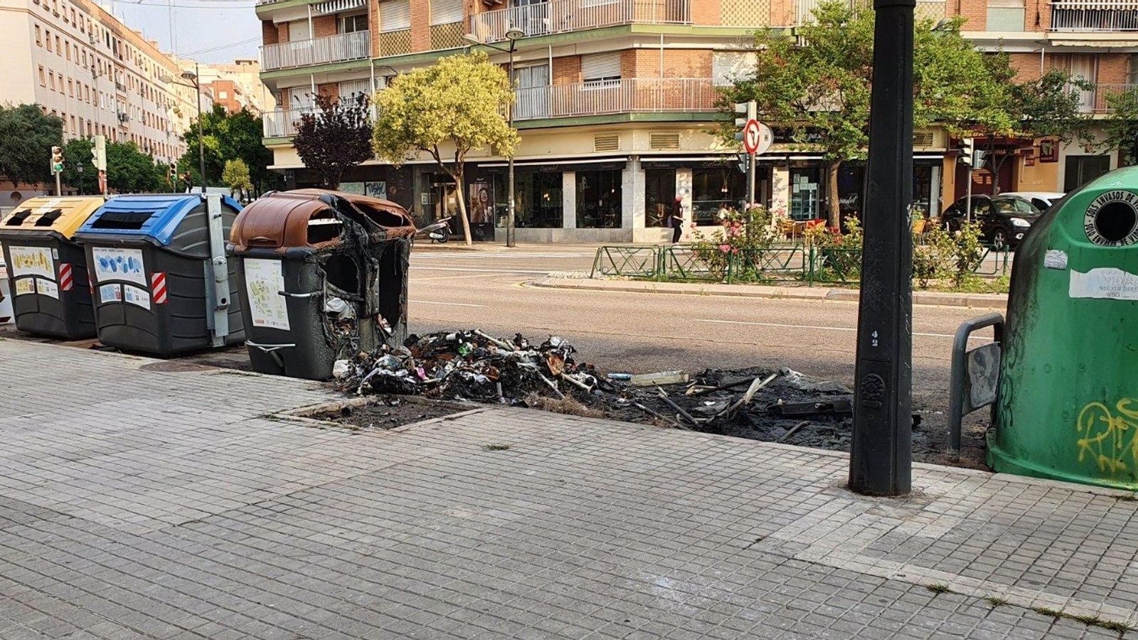 Imatge d'un contenidor cremat a la ciutat de València