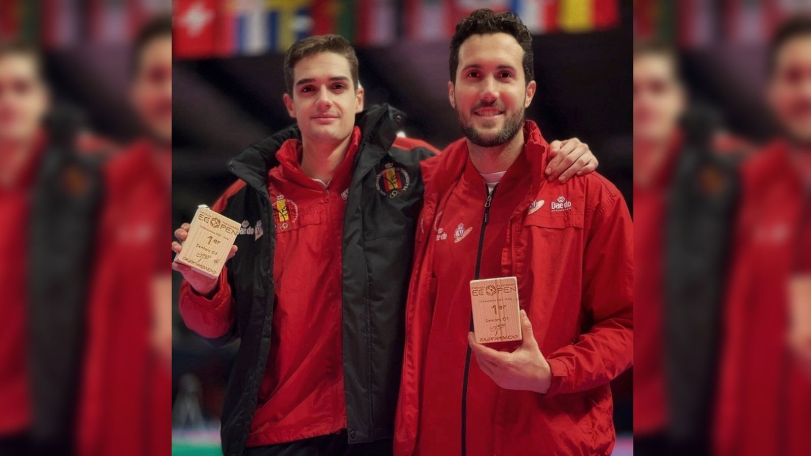 Raúl Martínez posa amb el trofeu de primer classificat a París