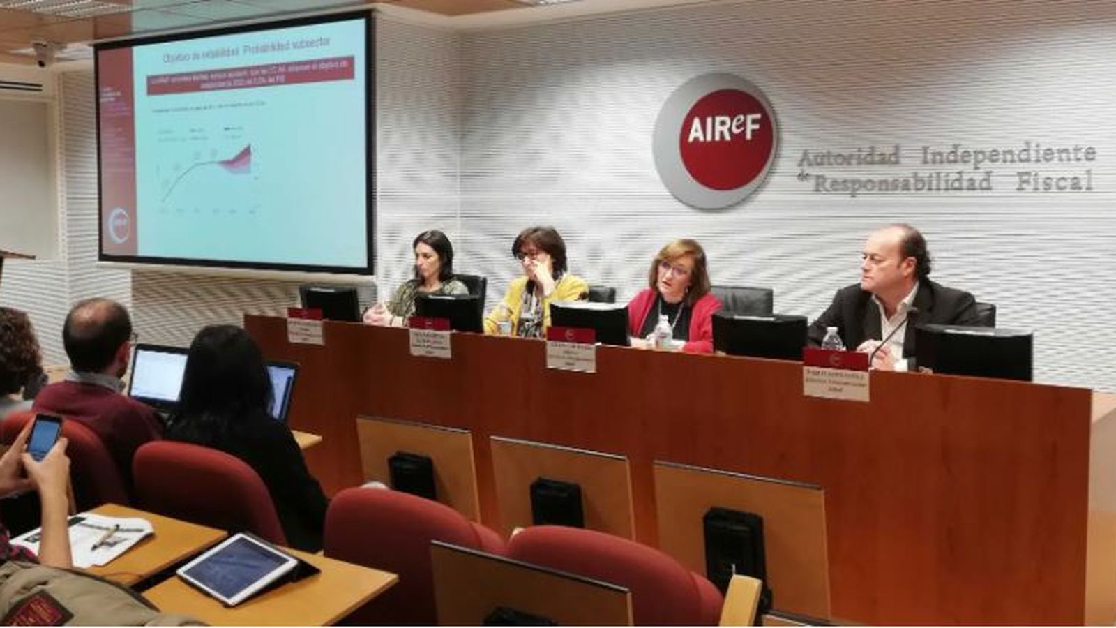 Imatge d'arxiu d'una reunió de l'Airef