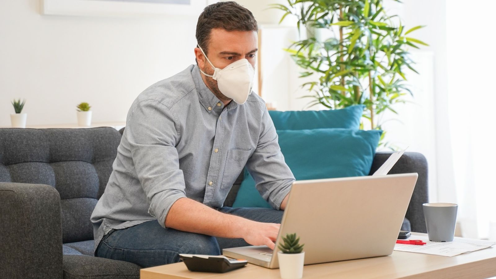 El document de Labora enumera els avantatges que suposa el teletreball en l'actual situació de pandèmia