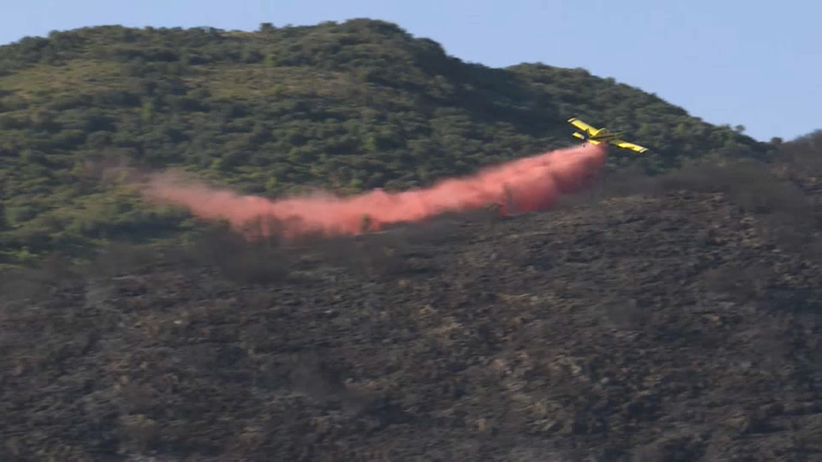 Els mitjans aeris treballen per a extingir l'incendi
