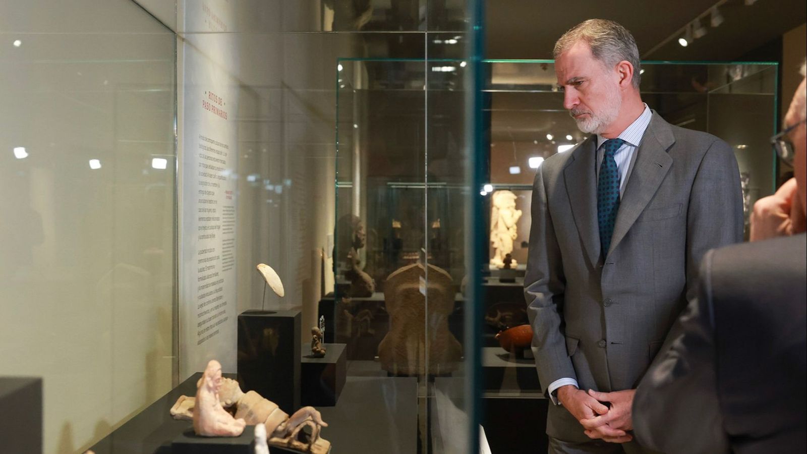 El rei Felip VI visita l'exposició 'La dona al Mèxic indígena'