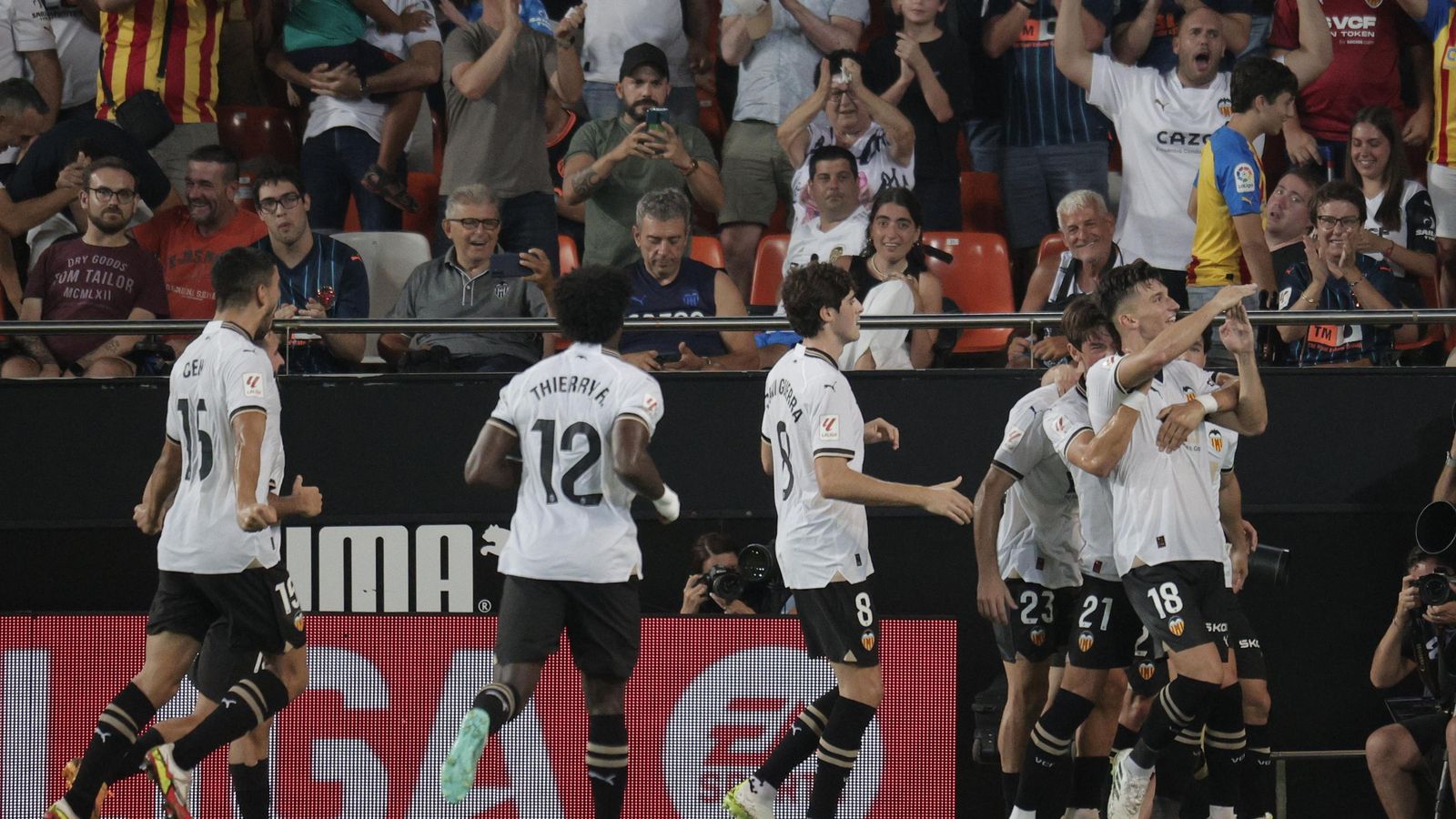 Els jugadors del València celebren el gol de Pepelu