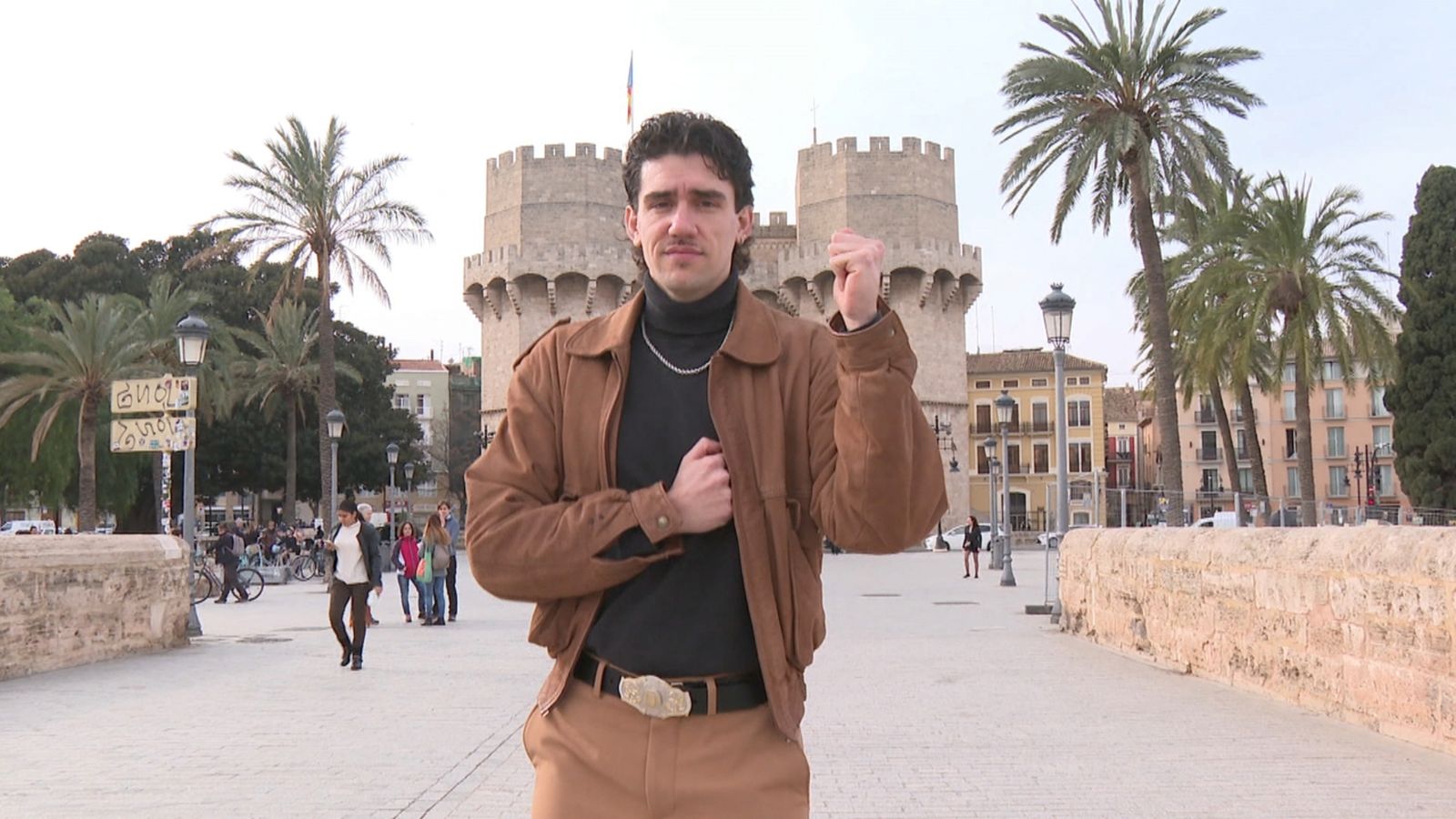 Tacho en una entrevista a À Punt davant de les Torres de Serrans