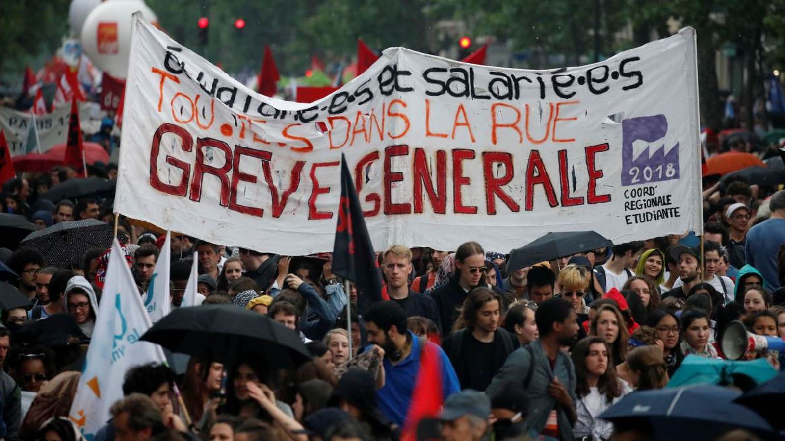 Estudiants i funcionaris protesten junts a París