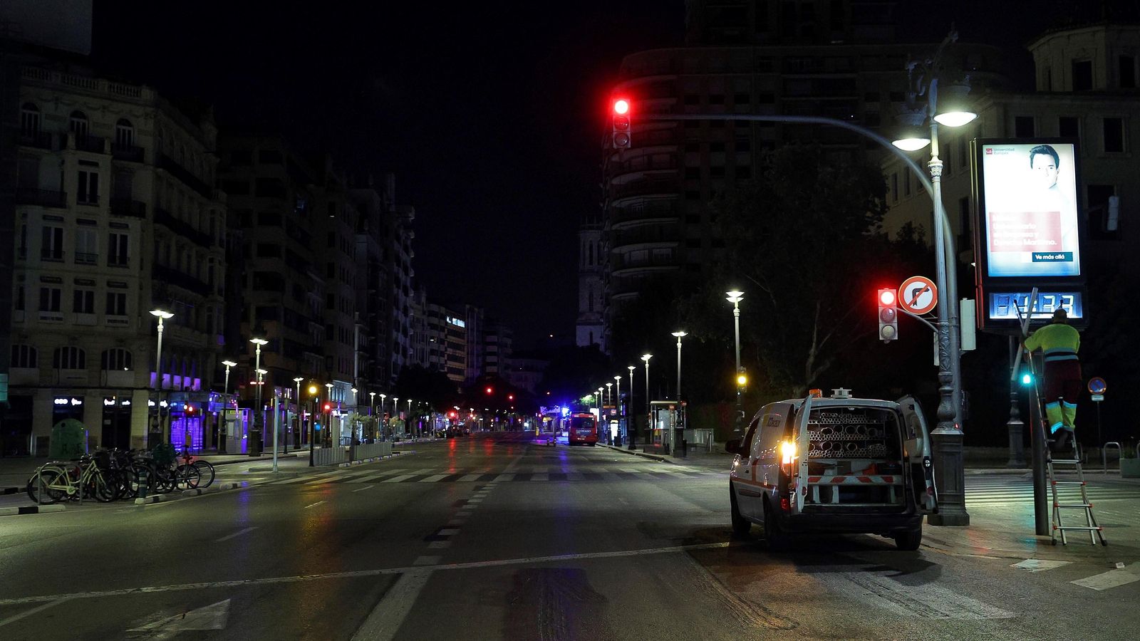El cèntric carrer de Xàtiva de la ciutat de València aquesta matinada, quan ha entrat el vigor el toc de queda a la ciutat