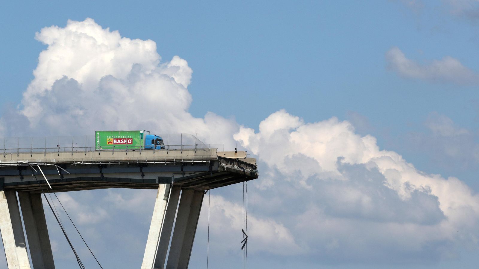 El conductor d’aquest camió va salvar la vida per només uns metres de distància