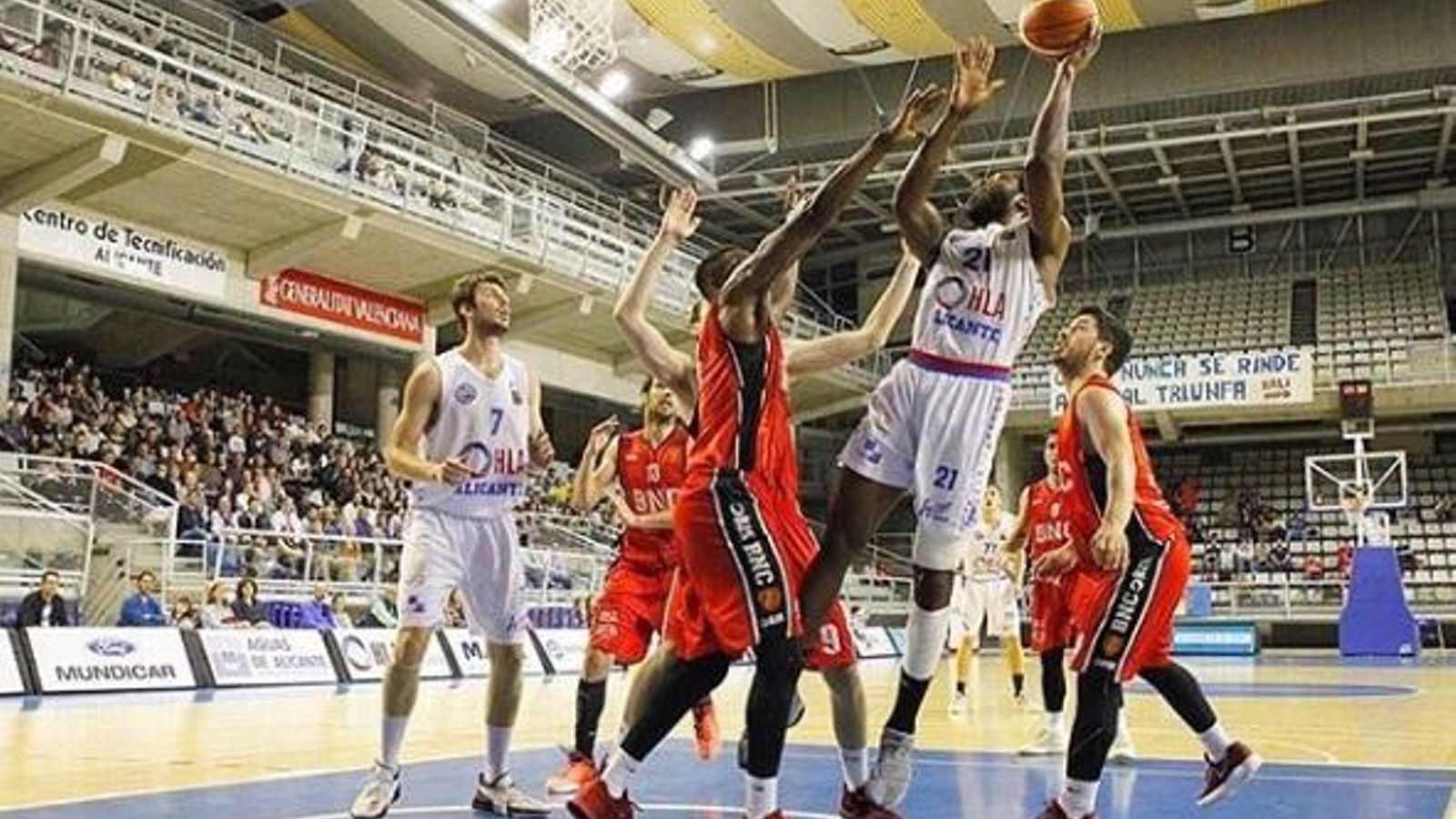 Jugadors del Lucentum disputant un baló