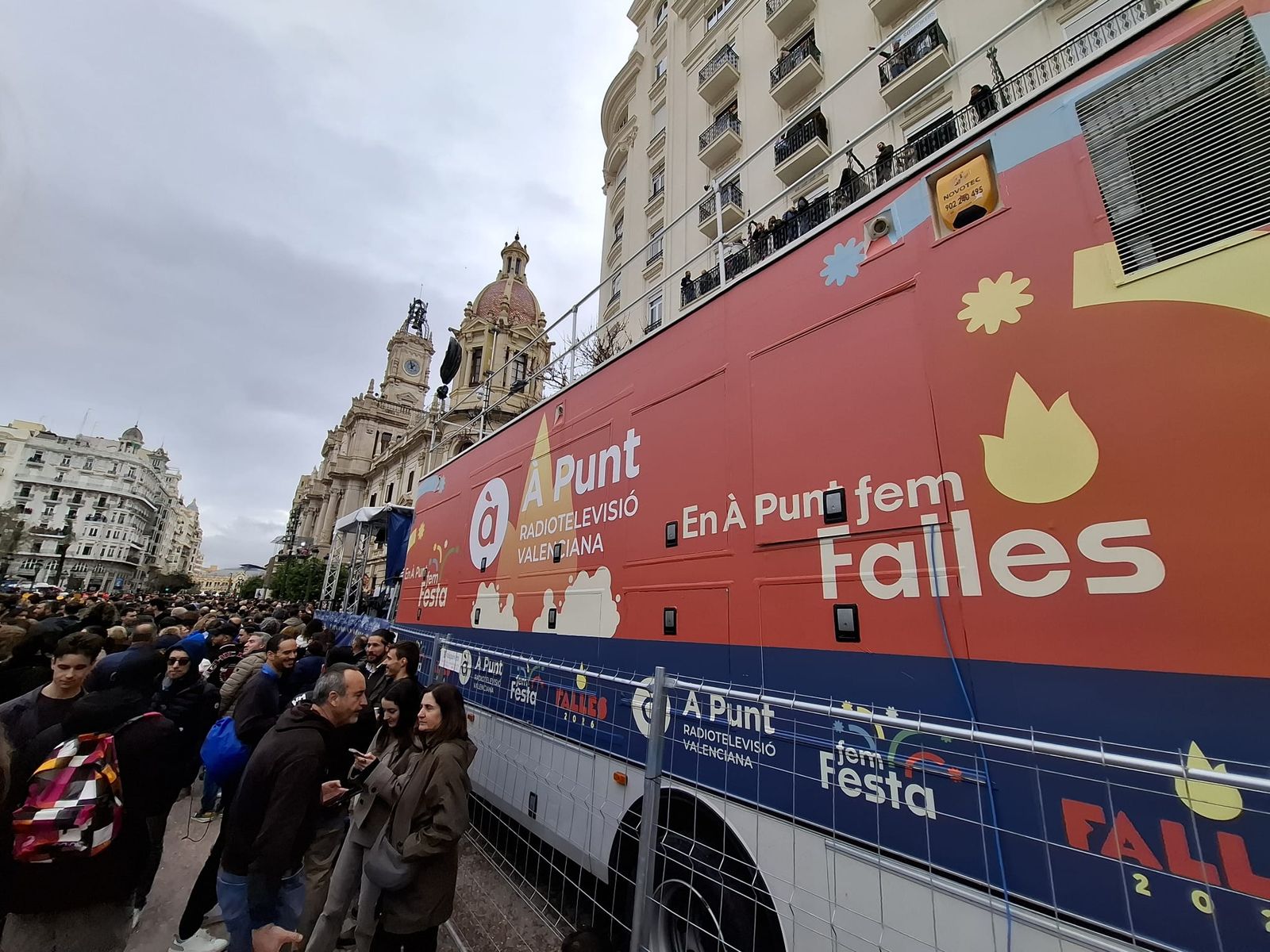 Unitat mòbil d'À Punt a la plaça de l'Ajuntament