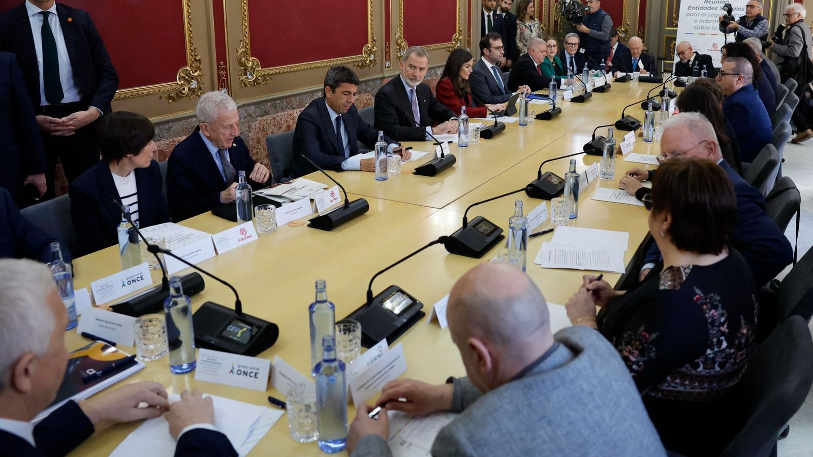 Els reis han presidit la reunió entre representants polítics i entitats socials a València