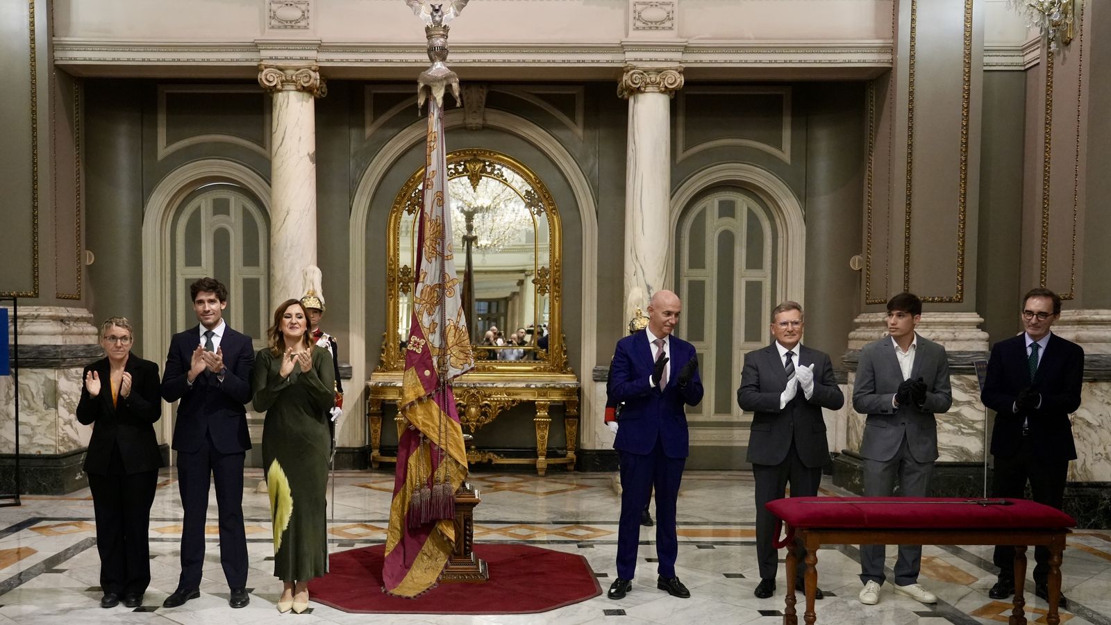 L'acaldessa de València presidix la comitiva que ha supervisat el trasllat de la Reial Senyera i l'espasa de Jaume I