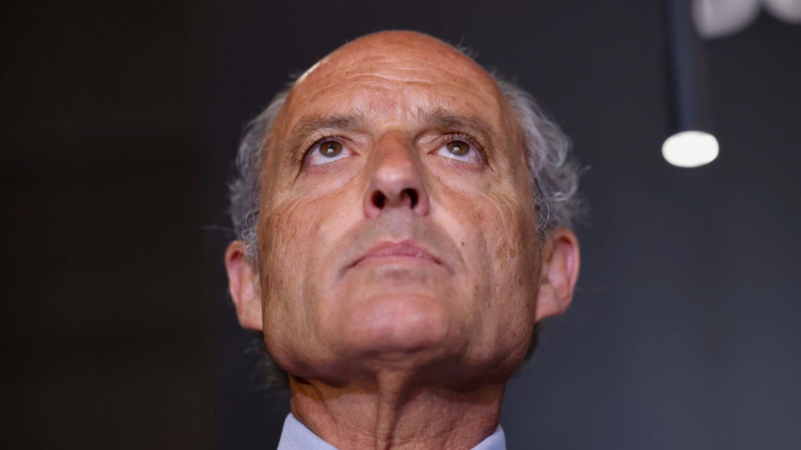 L'expresident Camps mira cap amunt en la roda de premsa que va oferir dimecres en fer-se pública la seua exculpació