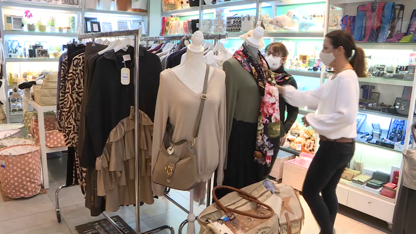 Clientes miren roba en un comerç