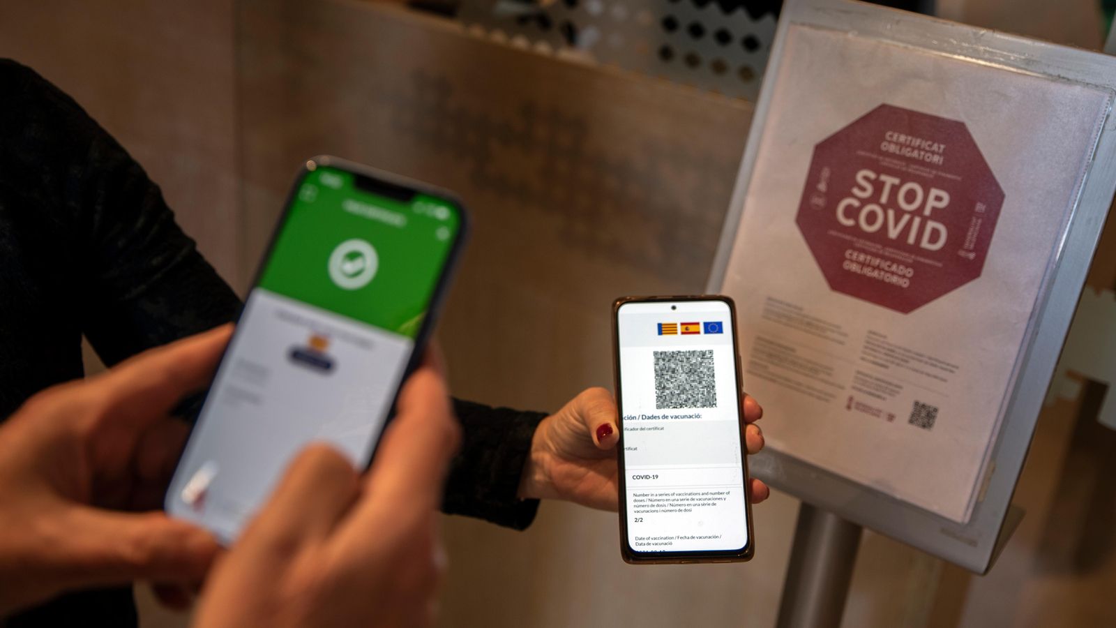 Un local mostra a la seua porta l'exigència de mostrar el certificat covid