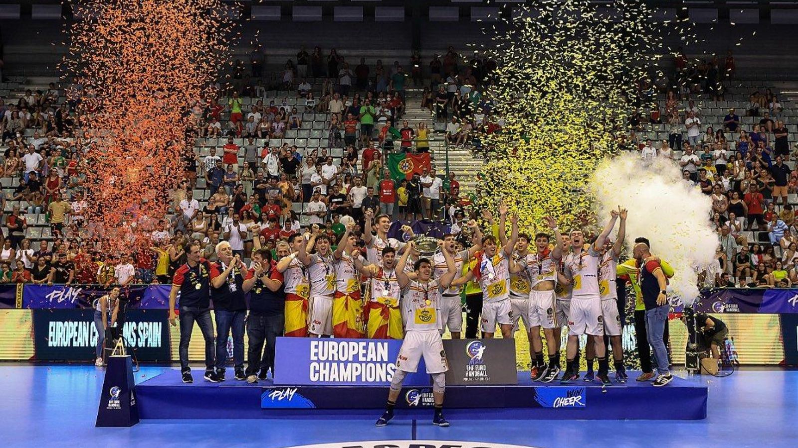 Els jugadors espanyols alcen el trofeu de campions Els jugadors espanyols alcen el trofeu de campions