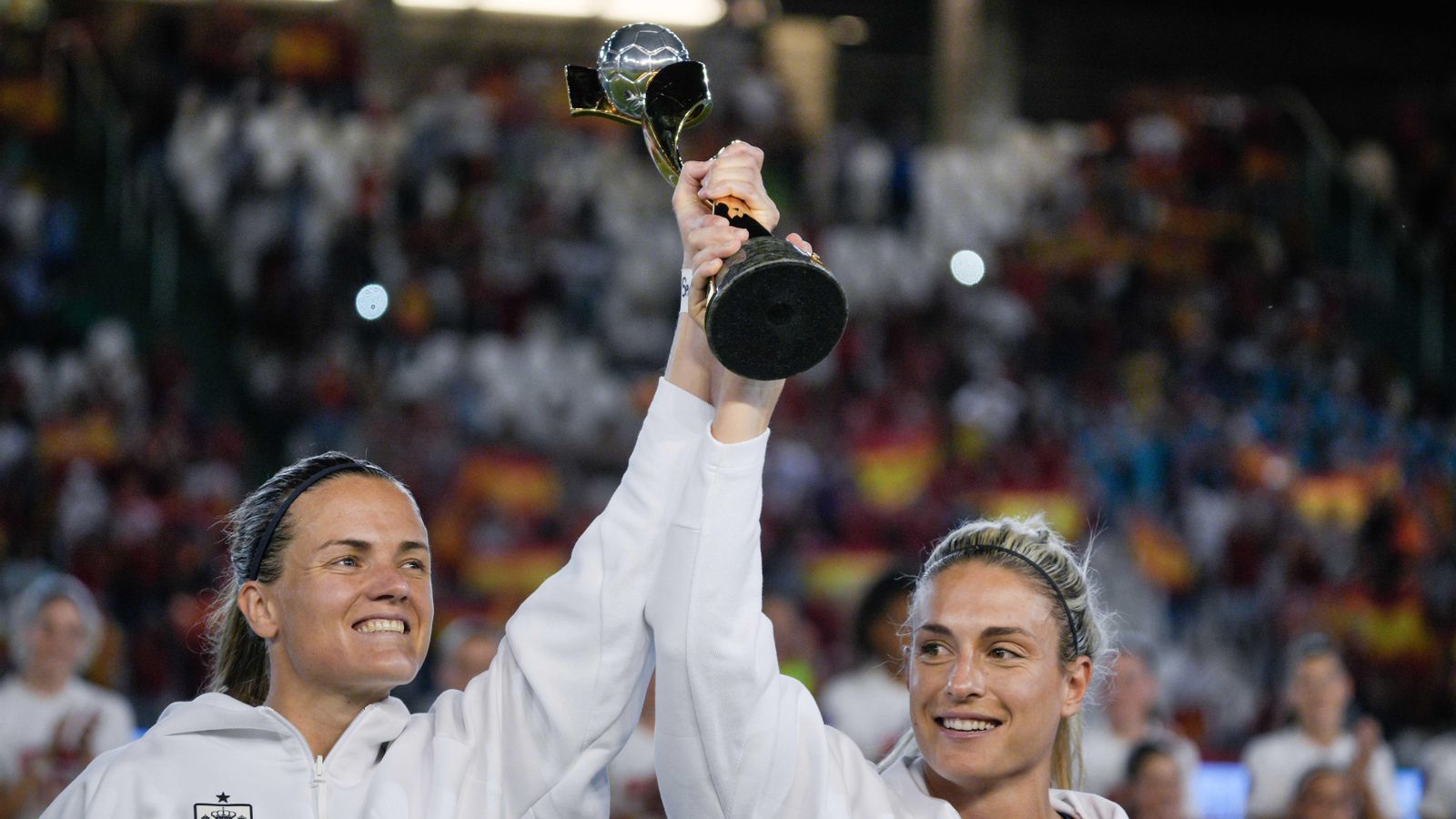 Irene Guerrero i Alexia Putellas han exibit el títol del Mundial als assistents al