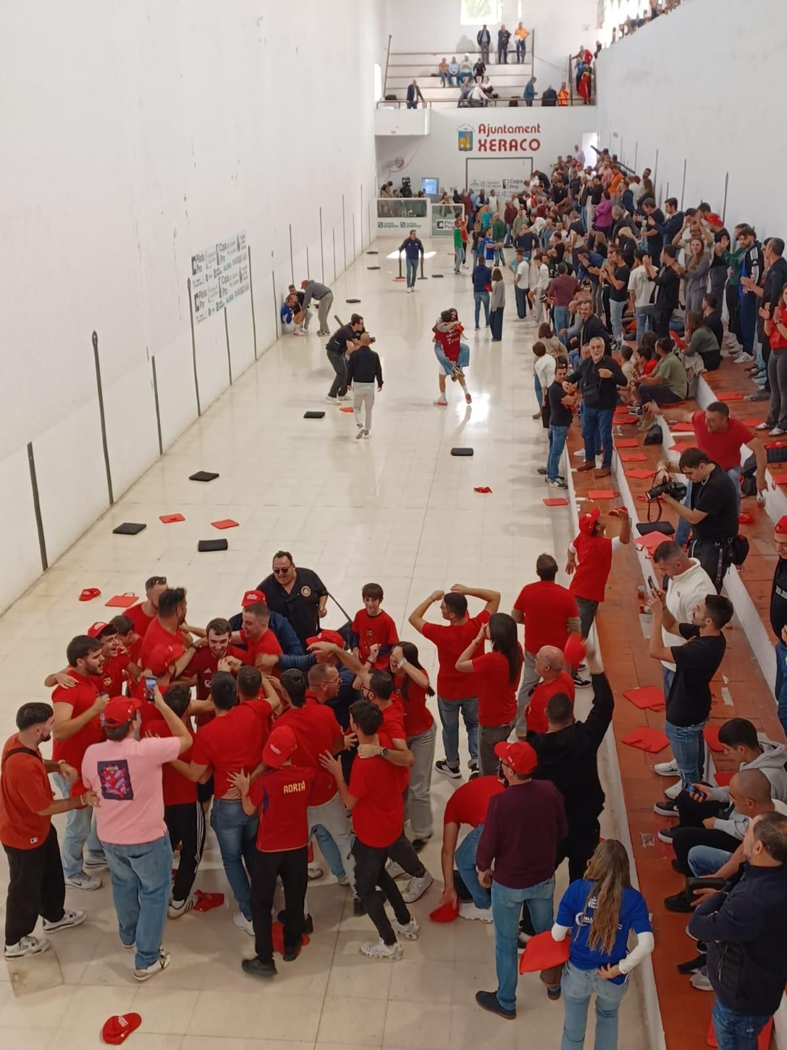 L'alegria de l'equip roig i la tristesa dels blaus