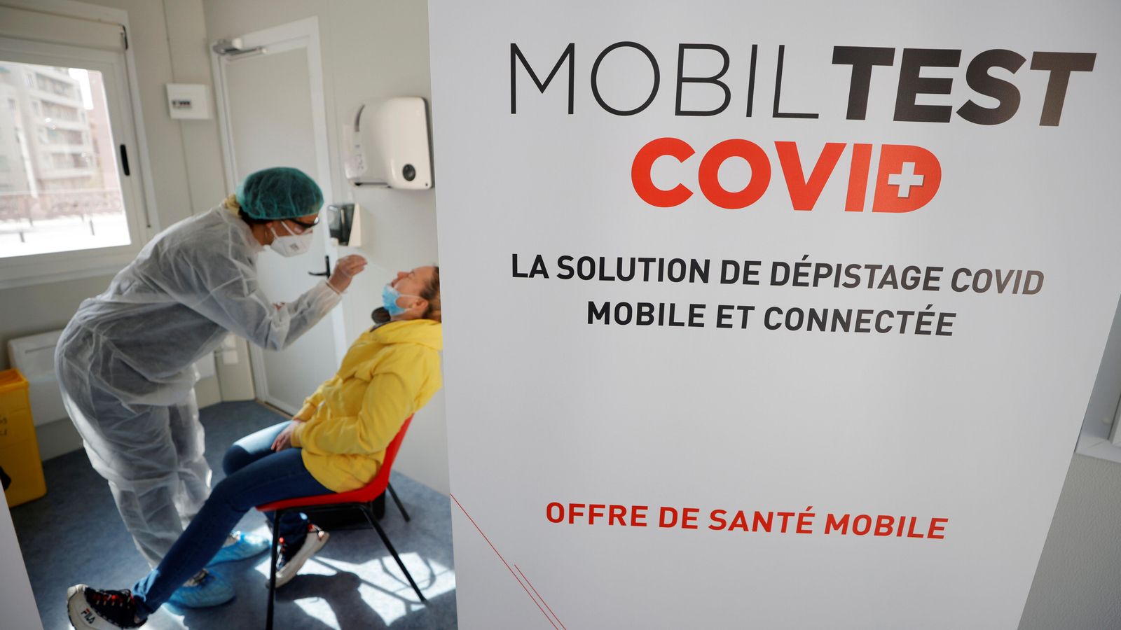 Una sanitària pren mostres nassals a un pacient en un centre mòbil a Niça (França)