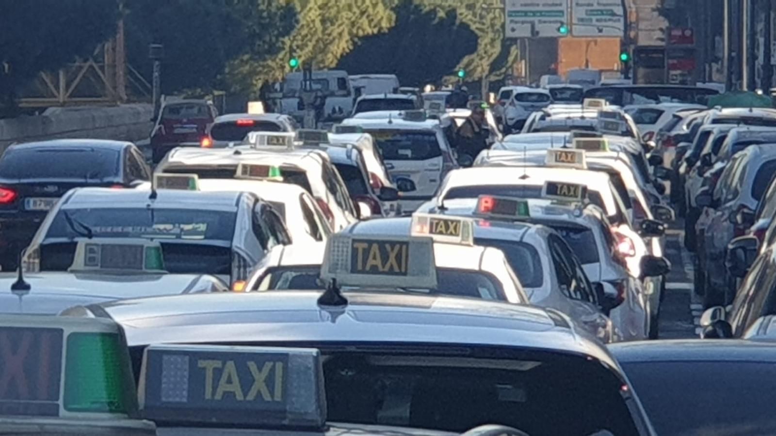 Imatge d'arxiu d'una concentració de taxistes a València