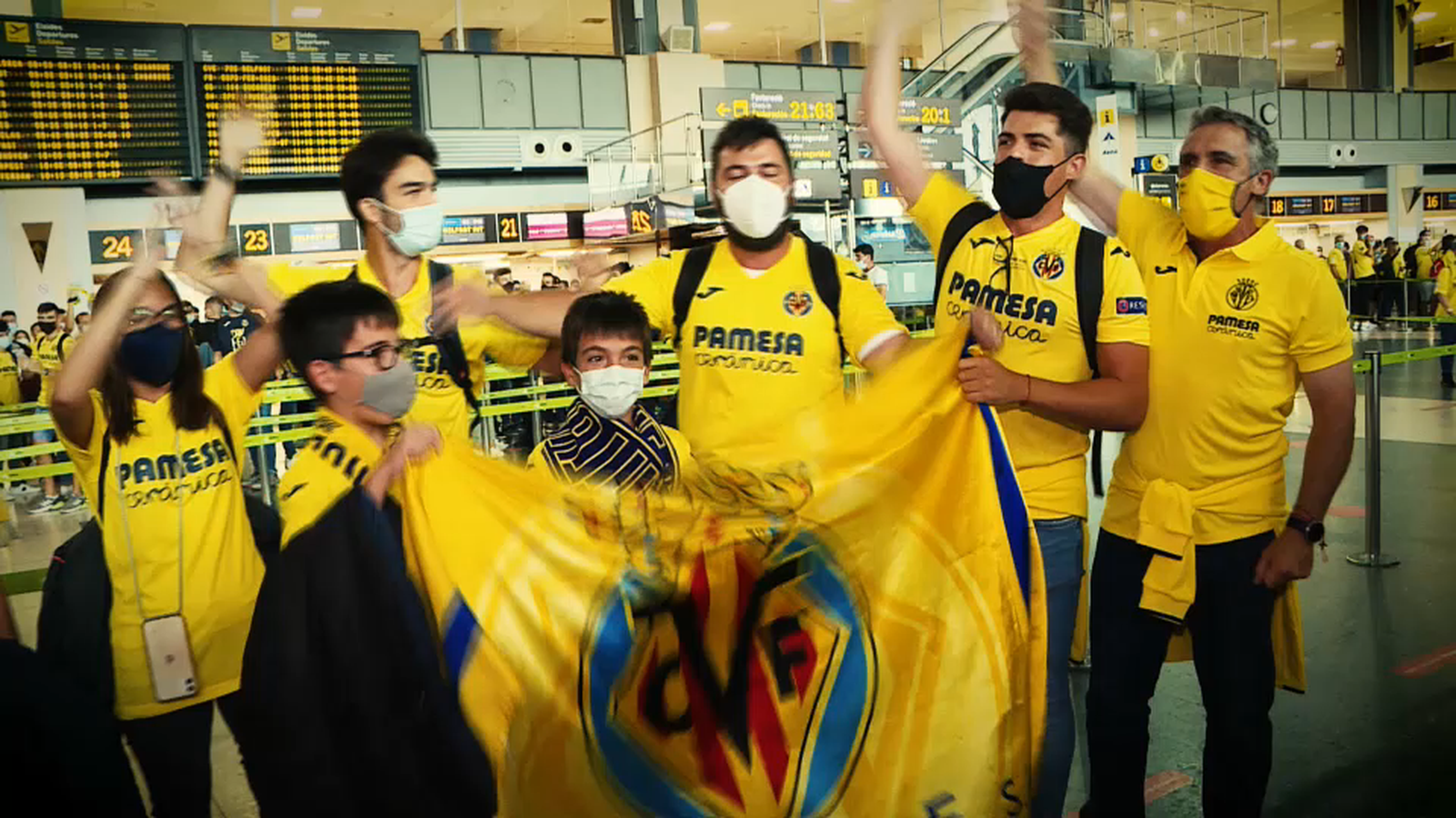 Afició del Vila-real a l'aeroport