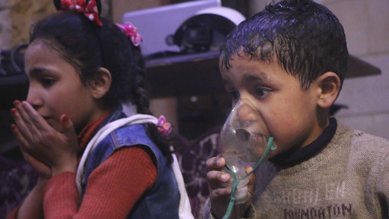 Dos xiquets reben assistència després d'haver inhalat gas sarín llançat sobre Douma per l'exèrcit sirià
