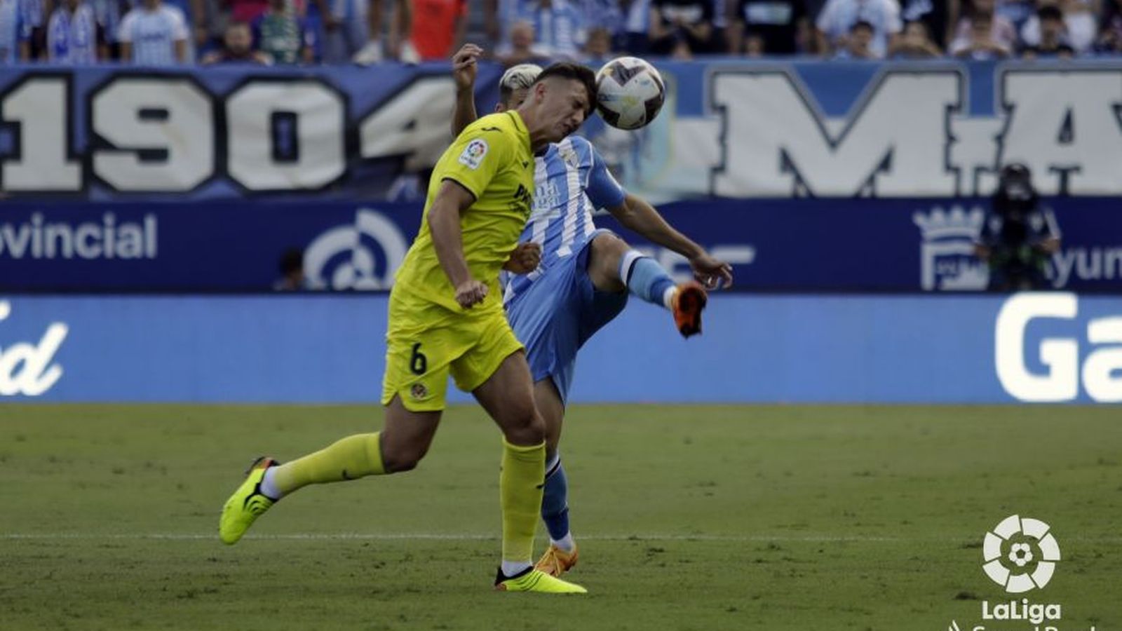 El groguet Del Moral disputa una pilota a la Rosaleda de Màlaga